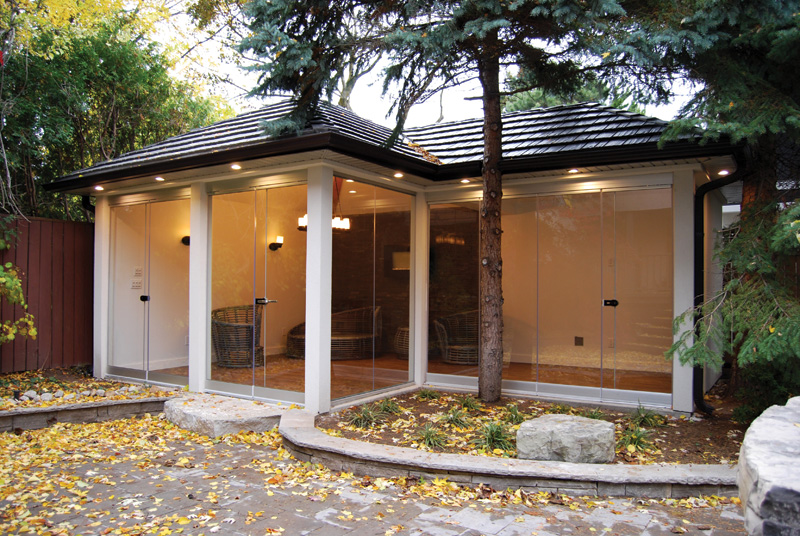 Pool Cabanas – Glass Cabana